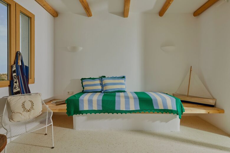 Discover luxury holiday homes in Paros that combine minimalist architecture with breathtaking Aegean views.